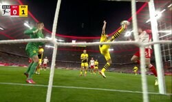 「天才だ！」「危ないだろ！」神クリアかファウルか…物議を醸した一部始終！ ドルトムントDFが古巣バイエルン戦でスーパー守備「これ止めるのヤバい」