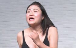 女性芸人、ハイレグ水着でステージに登場「おサービスのダンスを踊ります！」大股開いてハイテンションダンス