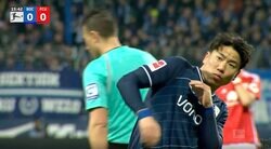 「危ねえ！」「なんか飛んできた」ジャガー・浅野拓磨が狙われた！？  危機一髪！ブチギレるサポーターの抗議活動に巻き込まれた衝撃の瞬間