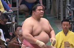 「宇良が国境を越えた」“ピンク”髪の外国人女性ファンが熱視線 「モーレツな宇良ファン」「ロックなお姉さん」