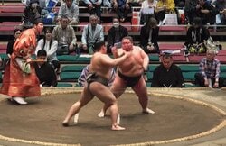 「やりやがったなって顔してる」「ものすごい公開ビンタ」ガチンコ相撲にファン恐々 「これ失神しないのすごい」「先輩をめっちゃ張る」ド迫力の一番に騒然