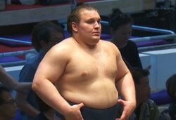 安青錦の副賞がデカすぎて…花道奥で付け人が“ザワザワ” 「かわいいw」「そうなるよね」カメラが捉えた激闘後の微笑ましい一コマ