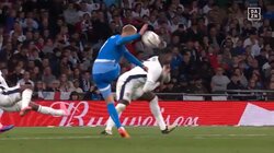 EURO優勝候補イングランド代表に暗雲か「大丈夫？」超至近距離からの弾丸シュートがDFの顔面を直撃しあわやの瞬間「離脱したら終わり」「離脱はまずい」