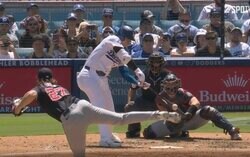 大谷翔平、一体どうなってるんだ…！？ 人間離れした“選球眼”がヤバすぎると話題に　ボールを打つギリギリまで見ている決定的瞬間 「ヒットならほぼ確実に打てる」「イチローかな？」