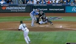 大谷を申告敬遠だと…？ フリーマン、意地の“変態ゴルフ打ち”「ヤバいw」「打ちすぎだろ」 悪球をスゴい態勢で打ち返す「実は最強打者説」