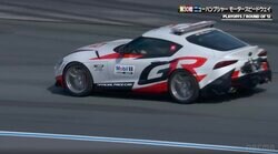 「レースカーよりかっこいい」白いGRスープラに異例の注目！ 来春“絶版”も…全米人気レースで先導する姿が話題