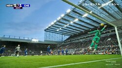 芸術的な弾丸FKにスタンド総立ち！ 鋭く曲がってクロスバー直撃「おっしいなー」「やっぱりうまいなートリッピアー」名手に称賛