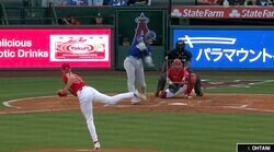 なんだこれは…！？  大谷翔平、驚異の“技アリ打”「ゴルフかな？」 内角低めをすくい上げる→フェンス直撃“弾丸ライナー”「バット長っ！」