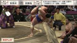 土俵下の親方と力士が仰け反ってビックリ！ 力士の巨体が宙を舞う衝撃に「うっちゃり？」「ブレーンバスター」驚き
