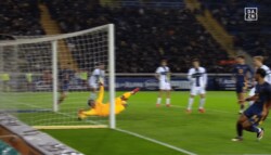 「人生であんなセーブは見たことがない…」鈴木彩艶の“衝撃の反射神経”にローマDFが驚愕！ ライン上ギリギリでかきだした奇跡の瞬間