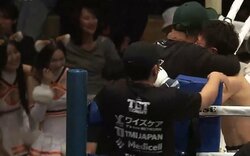 「出番ですよ」ラウンドガール、衝撃KOに大興奮 リングサイドでの様子に「気持ちはわかる」ツッコミと共感