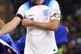 【W杯】無礼？勇敢？　女性解説者、LGBTQ支持の腕章着用で賛否「勇気ある女性」「逮捕されるべき」