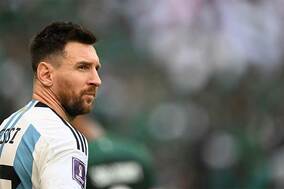 【W杯｜この試合この1枚】W杯初戦でメッシの瞳が捉えた先　スタンドの歓声を打ち消す“静”の姿