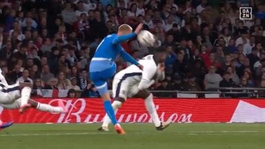 EURO優勝候補イングランド代表に暗雲か「大丈夫？」超至近距離からの弾丸シュートがDFの顔面を直撃しあわやの瞬間「離脱したら終わり」「離脱はまずい」