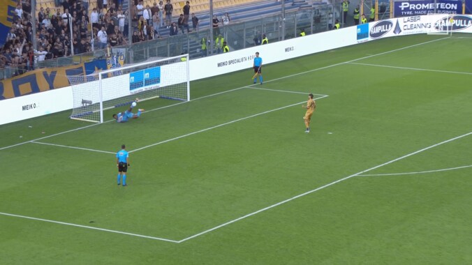 スタジアム騒然！ 鈴木彩艶、殊勲のPKストップ「チームを救った」「PKも強くなったのかよ」シュートを完璧に読み切った瞬間 4枚目