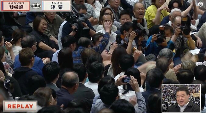「今日も翔猿が観客席の中に」実況アナ言及の2日連続“客席ダイブ” 熱戦の一コマに「今日も飛んだ」またも話題 3枚目