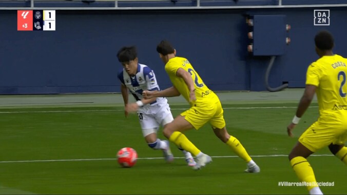 異次元！ 久保建英の“時を止めるドリブル”から縦突破クロスに騒然「ヤバすぎる」「タケだけレベチ」またも“アシスト未遂”の悲運 4枚目