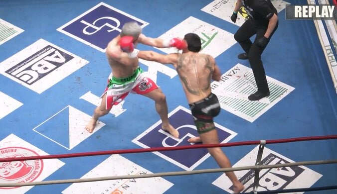 左ストレートを突き刺したターザン