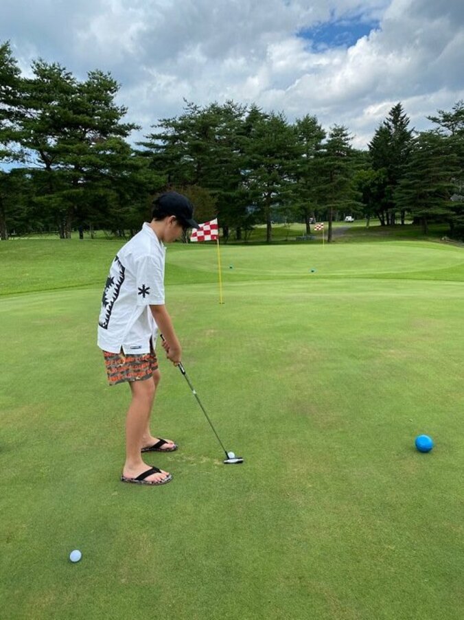 仁香、夫から息子へおさがりのシャツ「とっても感慨深い」 1枚目