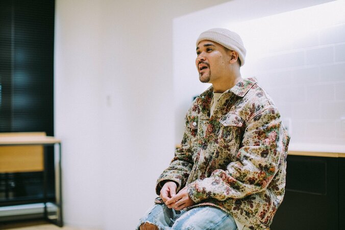 「“ラップやめようかな”とも思った」CHICO CARLITOが語る新作『Sandra's Son』。沖縄、家族、仲間、音楽、言霊が詰まったNEW ALBUMを携えて、“受け取る側より与える側”への再出発。 6枚目