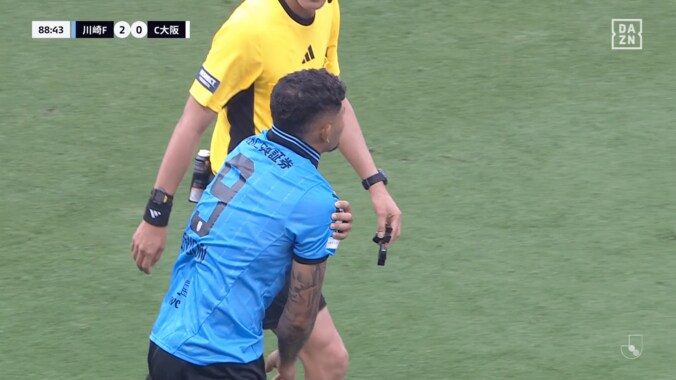 「出血してる…」Jリーグで“肘が顔面直撃”の危険シーン「エリソンも福井も大丈夫か？」「事故とはいえダメ」「目元が切れてる」ファン騒然の瞬間 5枚目