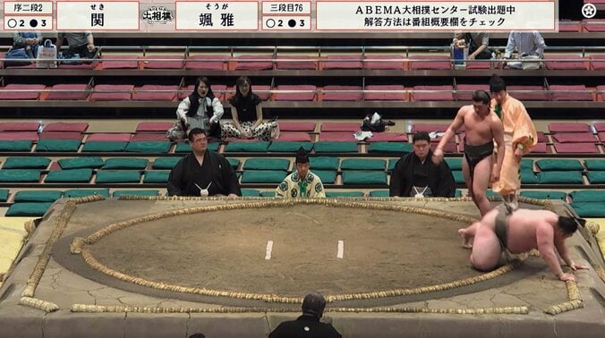 大相撲で“特殊技” 行司に接触した力士が土俵に残り、直後に“炸裂” 驚きの珍しい光景 5枚目