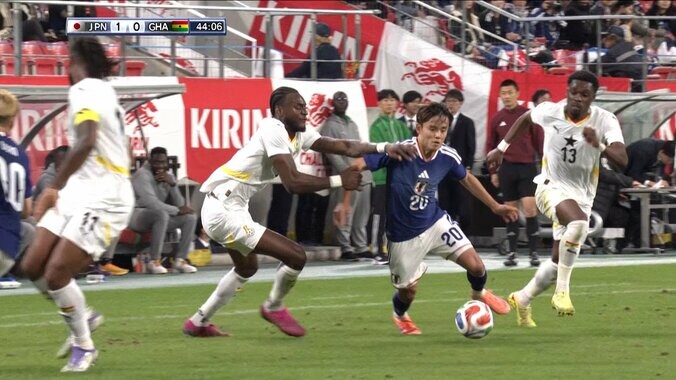 驚愕！久保建英の“急加速ドリブル”が「クイックネスすご」「ファウルでしか止められない」超絶タッチにガーナDFは大慌て 4枚目