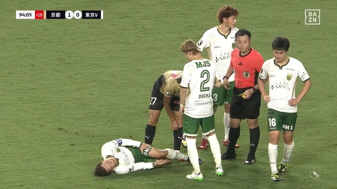 「完全に赤相当だな」背後からの“蟹ばさみタックル”に転倒悶絶！元チームメイトの危険スライディングにファンは「古巣相手にとんでもない」 5枚目