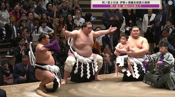「口元そっくりで可愛い」照ノ富士、最後の土俵入り “そっくり”な息子にファン熱視線大の里に抱っこされ「将来の横綱」 5枚目