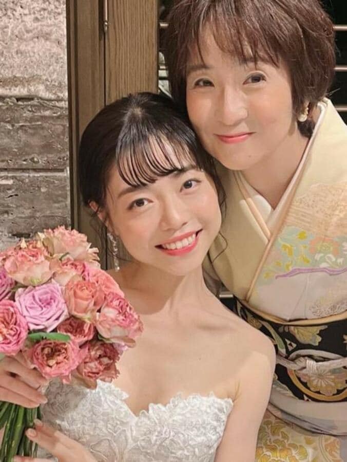  藤田朋子、“娘”大谷玲凪の結婚式に出席「擬似母なので、訪問着です」  1枚目