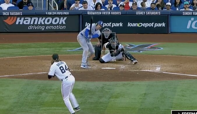 【写真・画像】球場騒然！ 大谷翔平、軽く振って”まさかの光景”「エグいな」「左殺し」 172キロ“弾丸ライナー”→右中間をあっという間に“爆速通過”　1枚目