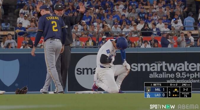 大谷翔平、みぞおちに送球直撃で痛がる様子