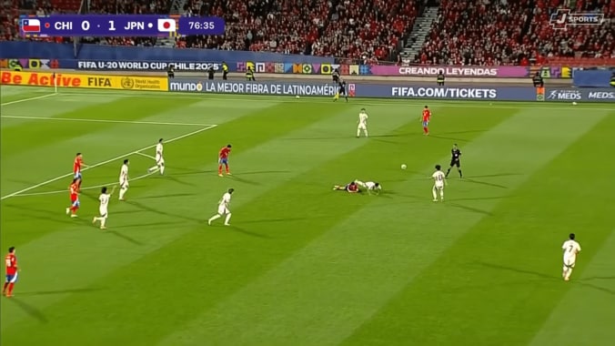 「これが南米」U-20日本代表が“ラフプレー”の連続被害…「チリが荒い」足裏タックル＆肘打ちで吹っ飛ばされた一部始終 4枚目