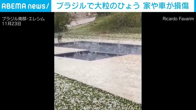 プールを強く打ちつける大粒のひょう