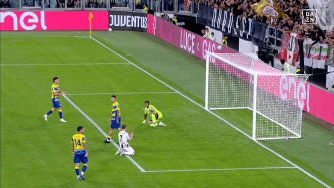 ユヴェントスFWも唖然！ 鈴木彩艶の“超反応セーブ”を現地メディアが称賛「ゴールを奪うには特別なことが必要」「パルマを奮い立たせた」 4枚目