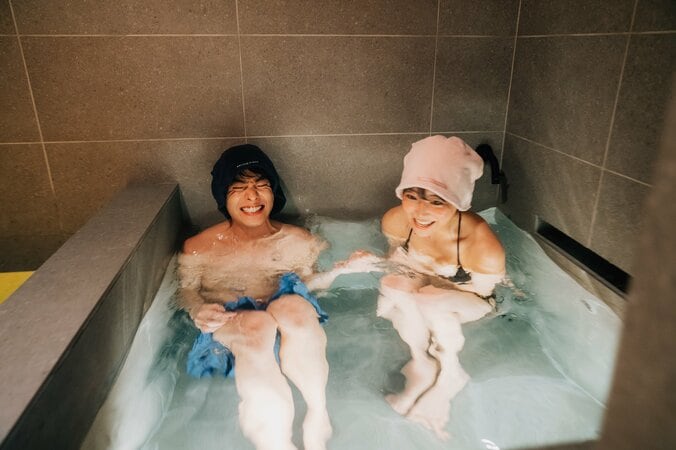 白間美瑠、セクシーな黒ビキニ姿で俳優夫と手をつないで水風呂に入り絶叫！