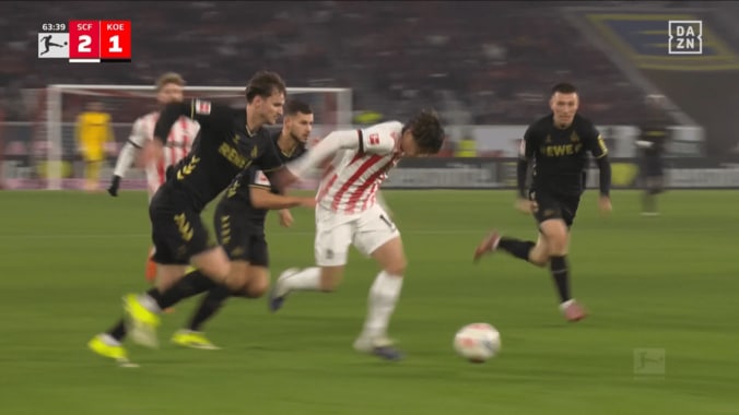 衝撃！日本代表MFが“股抜きドリブル”で相手2人を無力化「ぶち抜いた」「そこ突破するのバケモノ」鈴木唯人の決定機演出にスタジアム騒然 2枚目