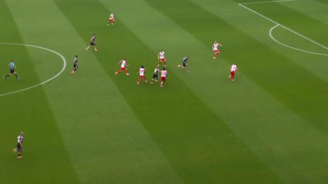 【映像】4人に囲まれても奪われない“強引ドリブル”