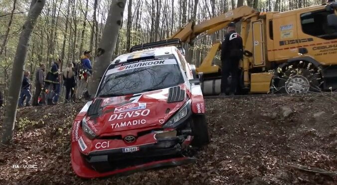 【写真・画像】世界ラリー、衝撃クラッシュも“リタイア拒否”の感動光景　今は亡き同僚に捧ぐ…三輪でも激走続ける姿に「泣ける」　1枚目