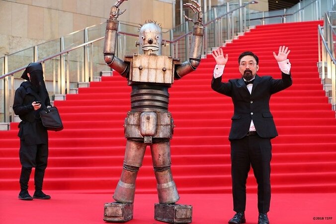 山田孝之主演『ハード・コア』 山下敦弘監督、謎のロボットとレッドカーペットデビュー 2枚目