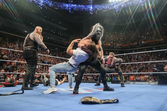 【映像】ホラー軍団の危険技で脳天から“垂直突き刺さり”