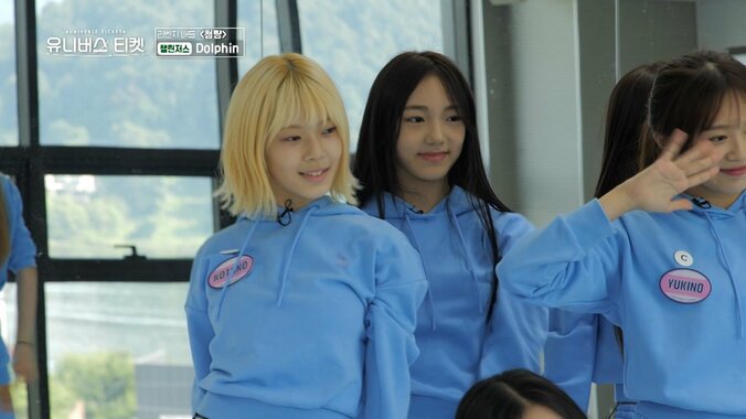 「ロボットみたいな動きが魅力的」「すごく目につく子」金髪の16歳日本人練習生、只者じゃない存在感でステージで異彩放ち審査員がザワつく 2枚目