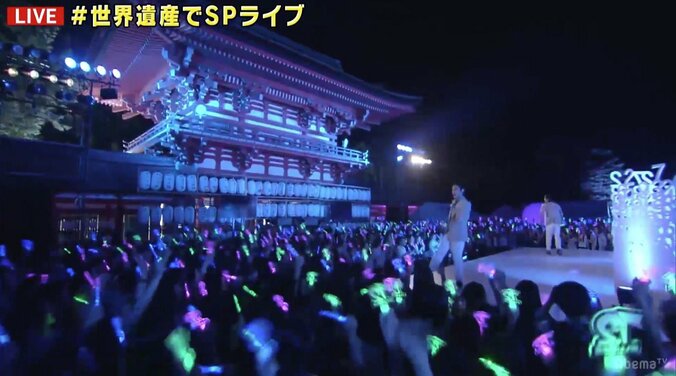 稲垣、草なぎ、香取が”世界遺産ライブ”、夏っぽい光がステージ彩る 3枚目