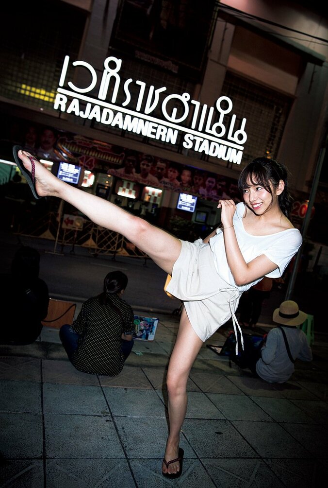 乃木坂46新内眞衣、素の表情を詰め込んだ初のソロ写真集は「100点」の仕上がり 12枚目