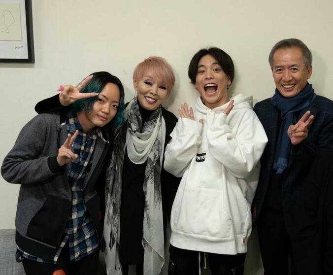  研ナオコ、優里と家族の集合ショットを公開「やっぱりLIVEはいいですね」  1枚目