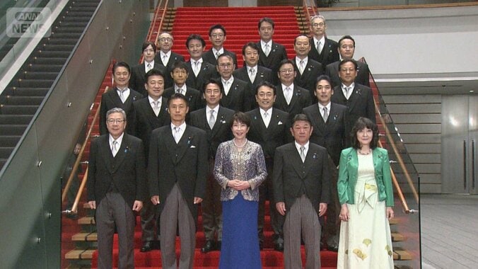 改造内閣「実力重視の人選」　高市流役職アンケート熟考　ひな壇で総理の隣は細野氏 1枚目