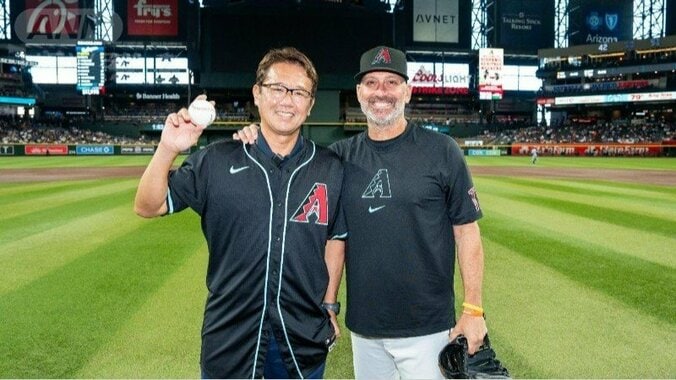 古田敦也が初のMLB始球式に挑戦　盟友ロブロ監督と抱擁　山本由伸復帰へ　現地取材 1枚目