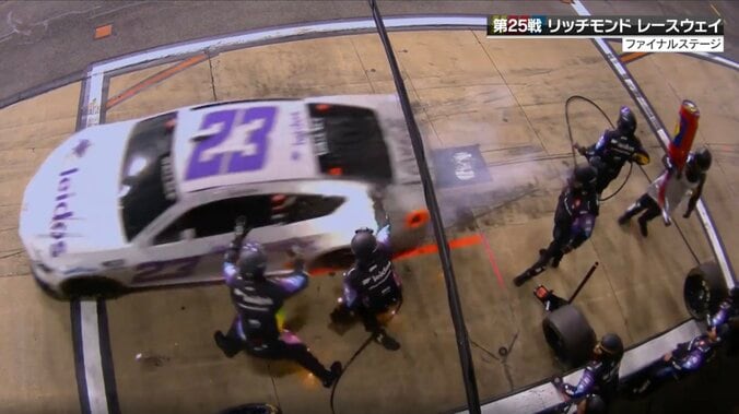 「F1で起こったら罰金」ピットで脱輪→“別のチームが”タイヤ交換するまさかの展開！ 前代未聞の珍事に解説者も「初めてみました」 5枚目