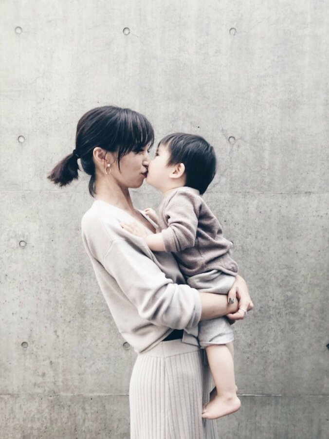 安田美沙子、息子とのキスショット公開「大変な分、愛おしさも増していく」 1枚目