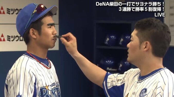 横浜DeNAサヨナラ勝ち＆勝率5割復帰　筒香・ロペス主軸2人が桑原の顔に歓喜の落書き 1枚目